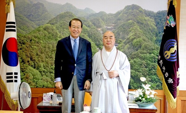 천태종 무원(오른쪽) 총무원장이 권영세(왼쪽) 통일부장관의 예방을 받았다.