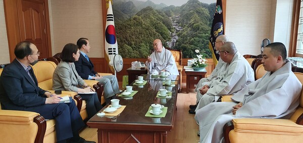 천태종 무원(가운데) 총무원장이 권영세(왼쪽) 통일부장관의 예방을 받았다.