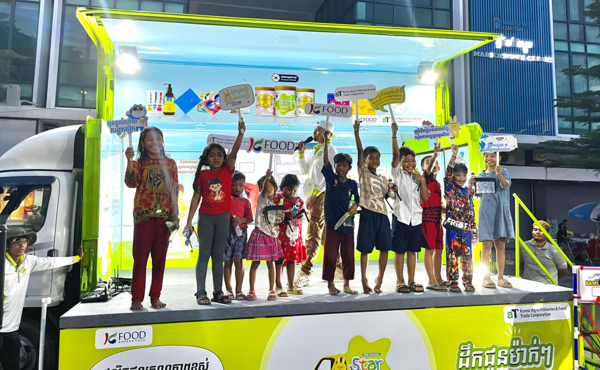  한국 유아식품 퀴즈게임에 참여 중인 캄보디아 현지 어린이들