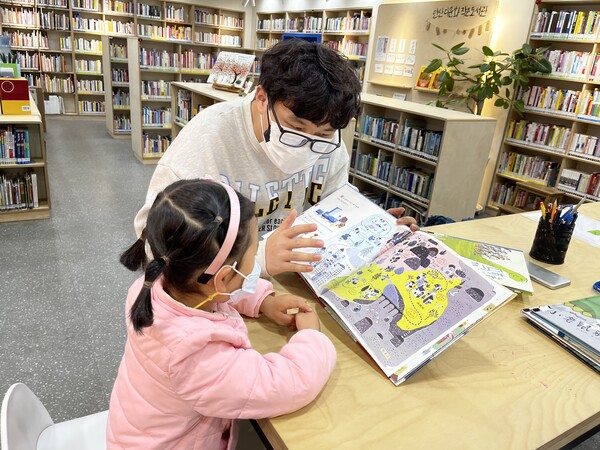 지난 3월 29일 한양대학교 에리카 유학생 봉사자들이 도서관을 찾아 중국어 발음으로 이주민 자녁에게 책을읽저 주고 있다. (사진 캡처 = 안산다문화작은도서관 블로그)