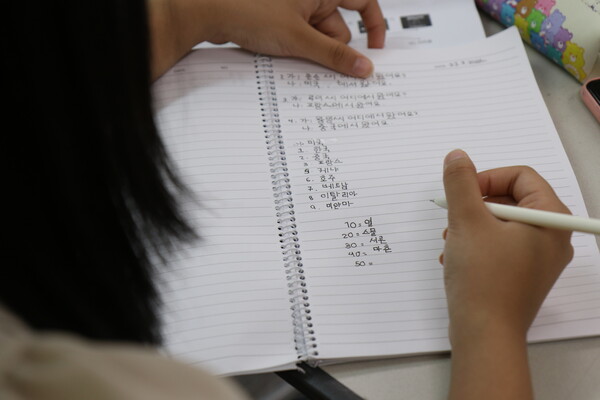 지난 26일 초기 입국자들인 안녕학교 학생들이 십단위 숫자를 한글로 표기하는 법을 배우고 있다. 
