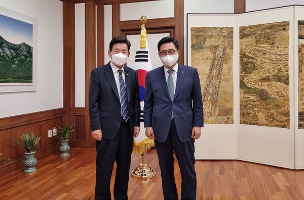 지난 7월 28일 김진표(왼쪽) 국회의장과 한국농수산식품유통공사 김춘진(오른쪽) 사장이 미국 내 '김치의 날' 제정 확산을 위해 협력하기로 했다.