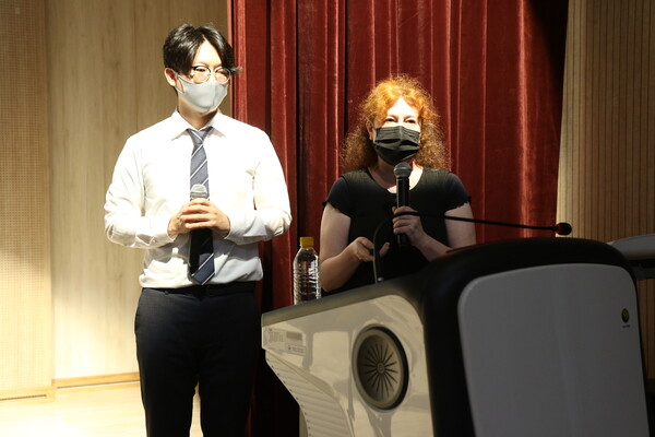 (오른쪽) 일본CLIL학회 회원 교수인 홋카이도대학 미디어커뮤니케이션학부 부교수인 파챠즈 스베틀라나(Paichadze Svetlana) 교수가 일본 사례 강연에 대해 발표를 진행하고 있다. 