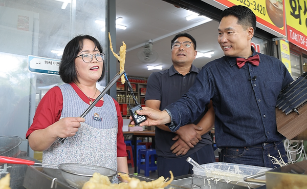 국제인삼시장에서 인삼 튀김과 인삼 막걸리를 홍보하고 있는 이미정 사장, 강현주 사장, 이창명 씨(왼쪽부터)