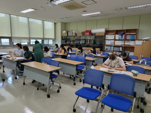 평택시에서 코로나 발생 이후 대면으로 처음 진행되는 한국어 교육 수업을 듣고 있는 다문화인들. 15일 3단계 한국어 강의가 진행 중인 교실 분위기