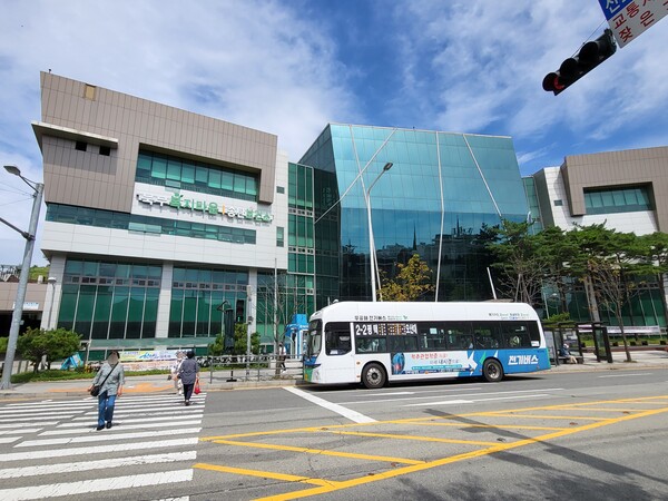 코로나 발생 이후 대면으로 처음 진행되는 한국어 교육 수업이 진행되고 있는 평택시 가족센터는 서정로에 위치해 있다.