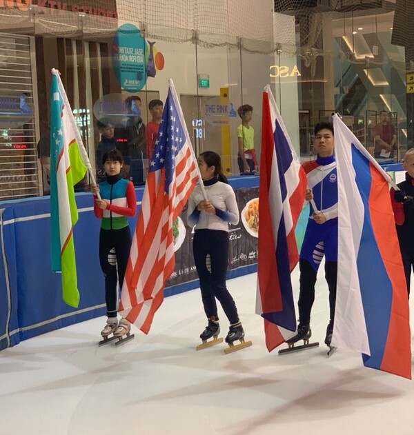 첫째 딸 (왼쪽 첫번째 )유레아양이 2020 SOUTHEAST ASIA  OPEN TROPHY(동남아시아 오픈 트로피) 여자 쥬니어에서 우즈베키스탄 국적 국가대표로  나가 자신의 나라 깃발을 들고 다른 선수들과  트랙을 돌고있다. (사진 제공 = 김민수씨 본인)