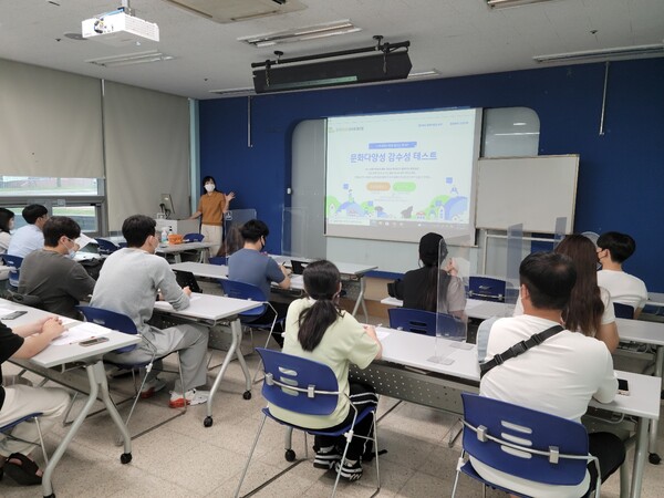 평택대학교 다문화가족센터는 지난 16일 다문화 교육관 106호에서 재학생들을 대상으로 '다문화 인식 교육'을 진행했다.(사진은 기사의 특별 사안과 관련없습니다)