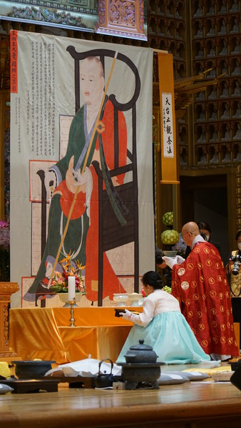 관문사 부주지 경혜 스님과 초우다도회가 부처님전에 올리는 육법공양 의식을 시작으로, 의천 영정앞에 올리는 헌다 의식을 행했다.