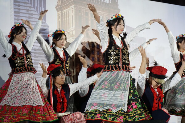 폴란드 전통 마주르카를 공연하는 한국외대 폴란드어과 학생들
