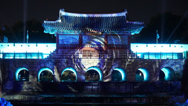2022 수원화성 미디어아트쇼 '개혁 신도시 수원화성'을 연출한 화홍문의 모습