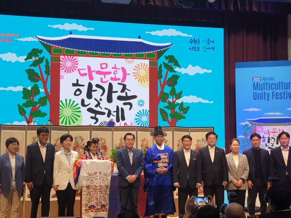 25일 열린 제14회 다문화 한가족축제에서 다문화 특별 퍼포먼스인 '외국인 주민 한국전통혼례식'이 있었다. (사진 = 한현주 기자)