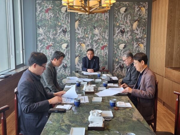  ㈔한국경제사회연구소가 9일 오전 서울 여의도에 위치한 CCMM빌딩의 한 중식당에서 '장학위원회'를 발족하고, '다문화TVDA 장학금' 규정안에 대해 논의했다.