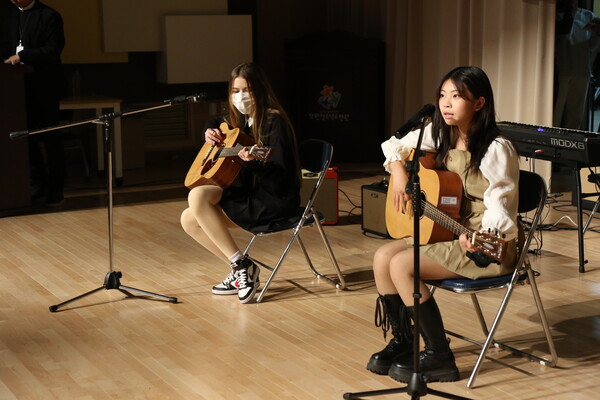 (오른쪽부터) 러시아 국적 율리아나, 알료나 양이 기타연주를 진행하고 있다(사진 = 김종현 기자)