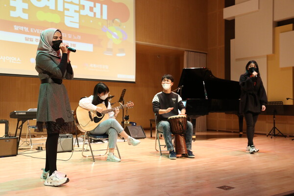 (왼쪽에서 3번째) 꿈빛학교 주승용 담임선생님을 비롯한 꿈빛학교 학생들과 협연하여 노래를 부르고 있다(사진 = 김종현 기자)