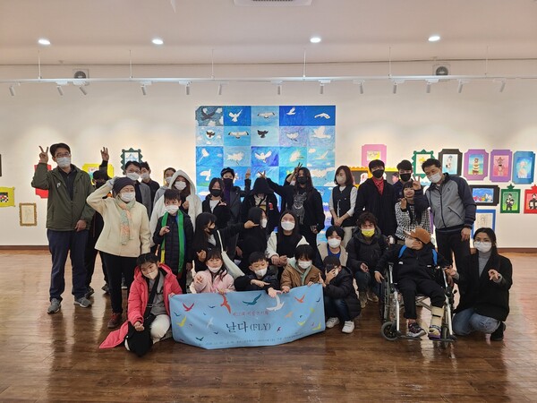 온누리M센터의 지역아동센터에서 제 10회 미술전시회 '날다(FLY)'에 참여한 학생들이 기념 사진 촬영을 진행하고 있다(사진 = 김종현 기자)