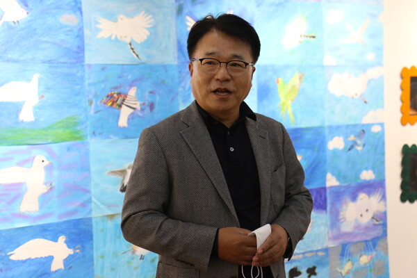 온누리교회 신철우 장로가 미술전시회의 격려사를 진행하고 있다(사진 = 김종현 기자)