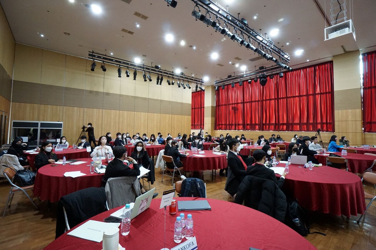 27일 평택시국제교류재단 송탄국제교류센터 다목적동에서 열린 '아시아 청년 미래 포럼'에서 참가자와 참관자들이 발표를 듣고 있다(사진 = 최정준 기자)
