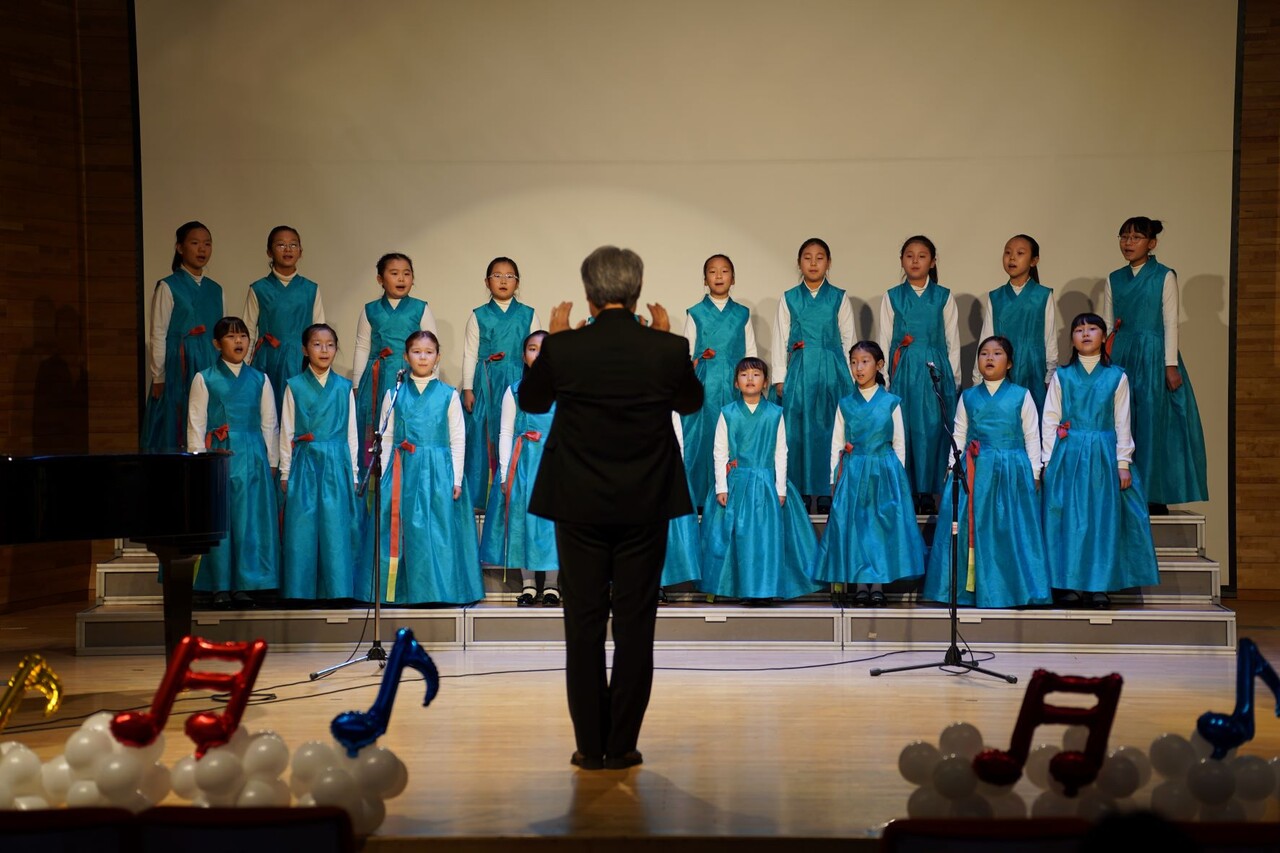 3일 협성대학교 예술관 콘서트 홀에서 열린 다문화어린이합창단 제1회 정기연주회에서 화성시다문화어린이합창단이 노래를 하고 있다 (사진 = 최정준 기자)