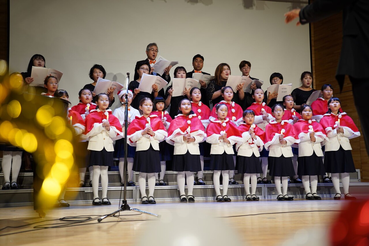 3일 협성대학교 예술관 콘서트 홀에서 열린 다문화어린이합창단 제1회 정기연주회에서 화성시다문화어린이합창단이 노래를 하고 있다 (사진 = 최정준 기자)