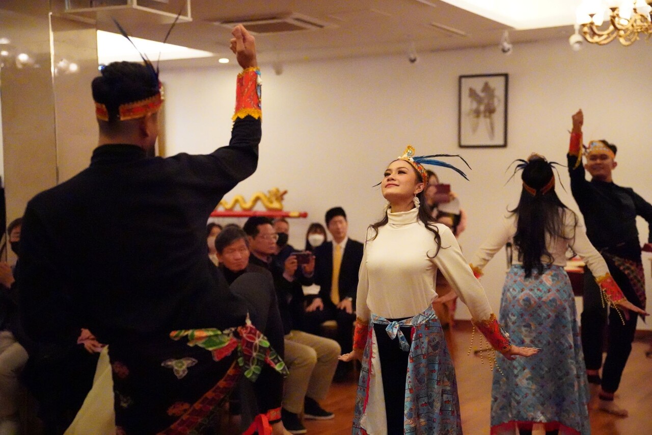 6일 영등포구 여의도동에 위치한 주한인도네시아 대사관 내 대사관저에서 열린 ' 다채로운 북 술라웨시 인 서울' 문화 행사에서 방한한 북 술라웨시의 공연단이 춤을 추고 있다 (사진 = 최정준 기자)
