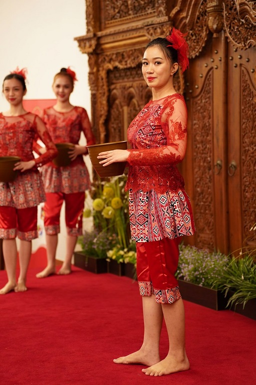 6일 영등포구 여의도동에 위치한 주한인도네시아 대사관 내 대사관저에서 열린 ' 다채로운 북 술라웨시 인 서울' 문화 행사에서 방한한 북 술라웨시의 공연단이 춤을 추고 있다 (사진 = 최정준 기자)