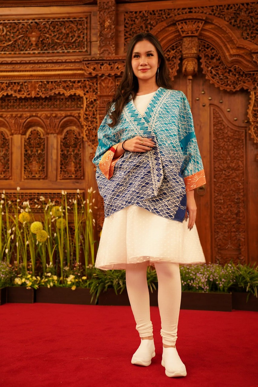 6일 영등포구 여의도동에 위치한 주한인도네시아 대사관 내 대사관저에서 열린 ' 다채로운 북 술라웨시 인 서울' 문화 행사에서 모델이 인도네시아 전통의상을 주제로 한 옷을 입고 포즈를 취하고 있다 (사진 = 최정준 기자)