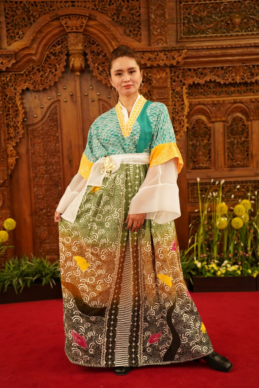 6일 영등포구 여의도동에 위치한 주한인도네시아 대사관 내 대사관저에서 열린 ' 다채로운 북 술라웨시 인 서울' 문화 행사에서 모델이 인도네시아 전통의상을 주제로 한 옷을 입고 포즈를 취하고 있다 (사진 = 최정준 기자)