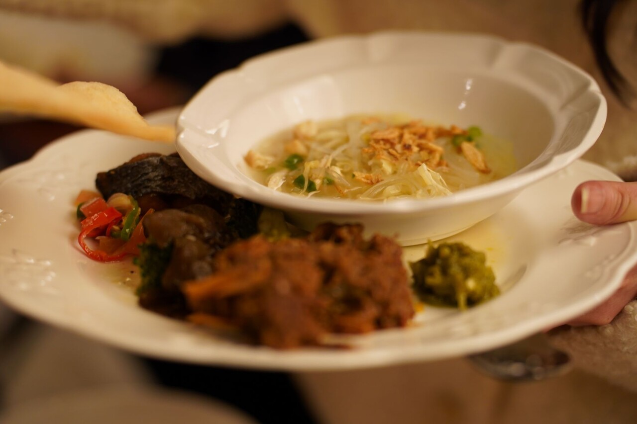 6일 영등포구 여의도동에 위치한 주한인도네시아 대사관 내 대사관저에서 열린 ' 다채로운 북 술라웨시 인 서울' 문화 행사에서 인도네시아인이 준비된 식사 (사진 = 최정준 기자)