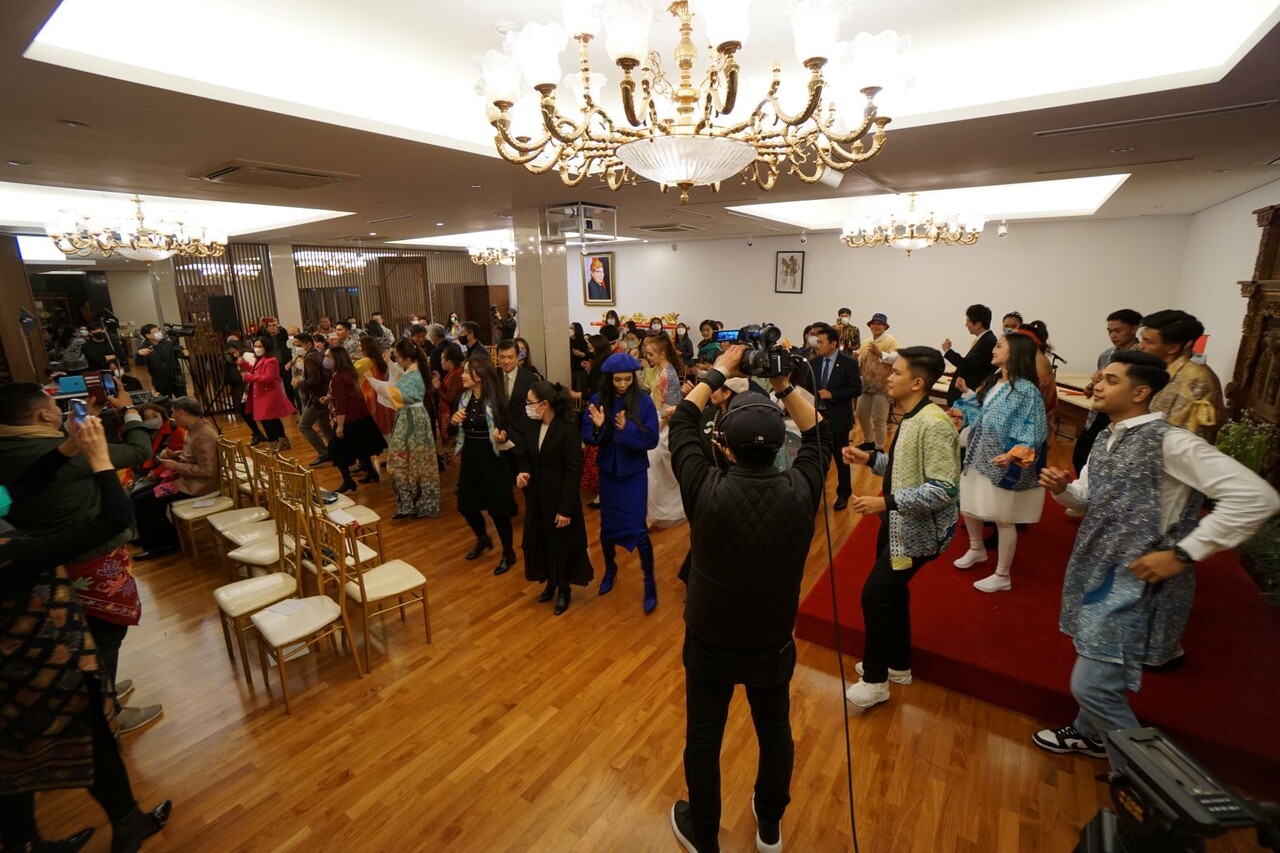 6일 영등포구 여의도동에 위치한 주한인도네시아 대사관 내 대사관저에서 열린 ' 다채로운 북 술라웨시 인 서울' 문화 행사에서 참가자들이 음악에 맞춰 군무를 추며 기뻐하고 있다 (사진 = 최정준 기자)