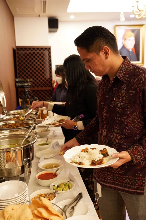 6일 영등포구 여의도동에 위치한 주한인도네시아 대사관 내 대사관저에서 열린 ' 다채로운 북 술라웨시 인 서울' 문화 행사에서 인도네시아인이 준비된 식사를 담고 있다 (사진 = 최정준 기자)
