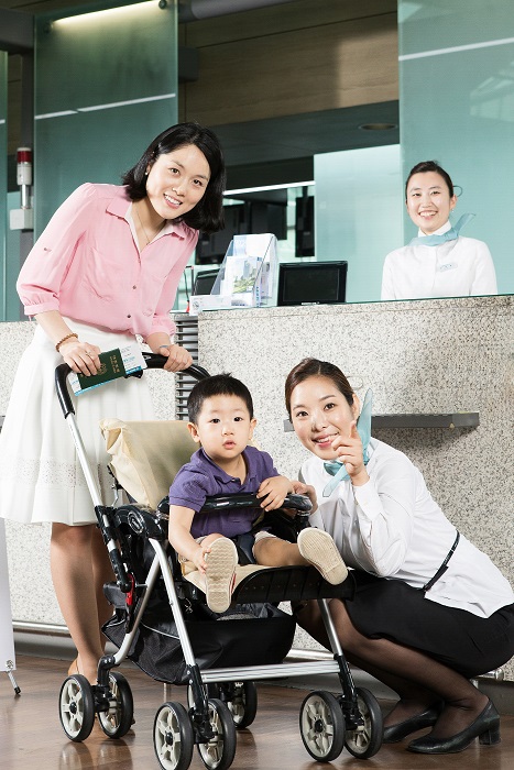 대한항공 직원과 유모차 탑승 유아를 동반한 승객의 모습(사진 제공 = 대한항공)
