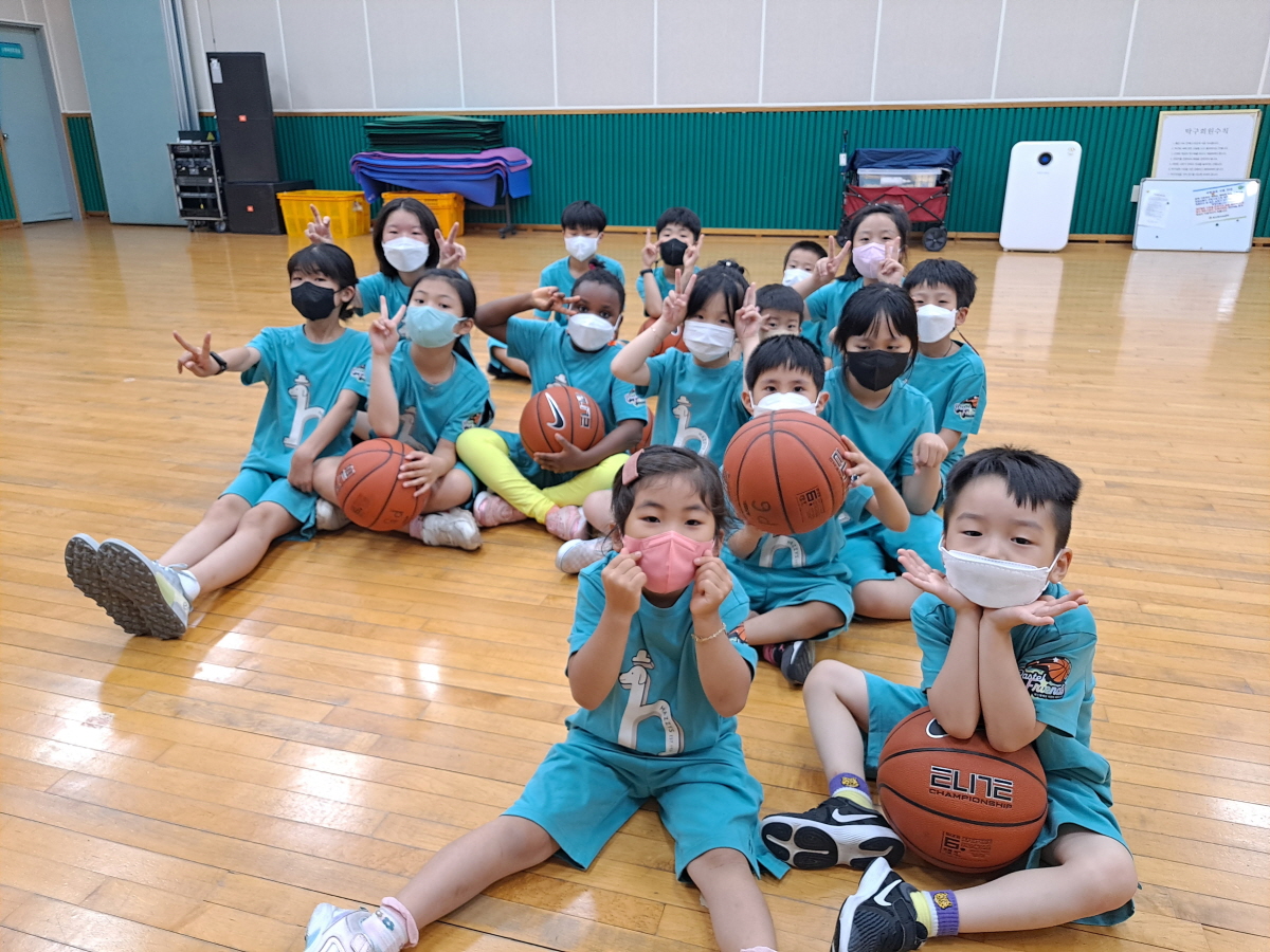 △어글리더클링 다문화 농구꿈나무들의 농구교실 장면(사진 제공 = 한국농구발전연구소)