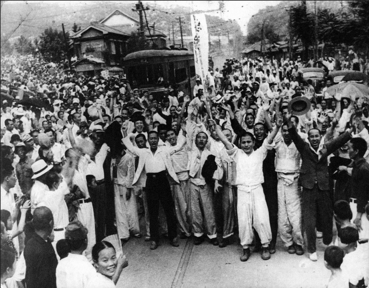  서대문형무소 정치범들이 78년 전인 1945년 8월 16일 서대문형무소 앞에서 '출옥 독립운동가'와 함께 만세를 부르며 광복을 기뻐하고 있다(사진 제공 = 서울 서대문구도시관리공단)